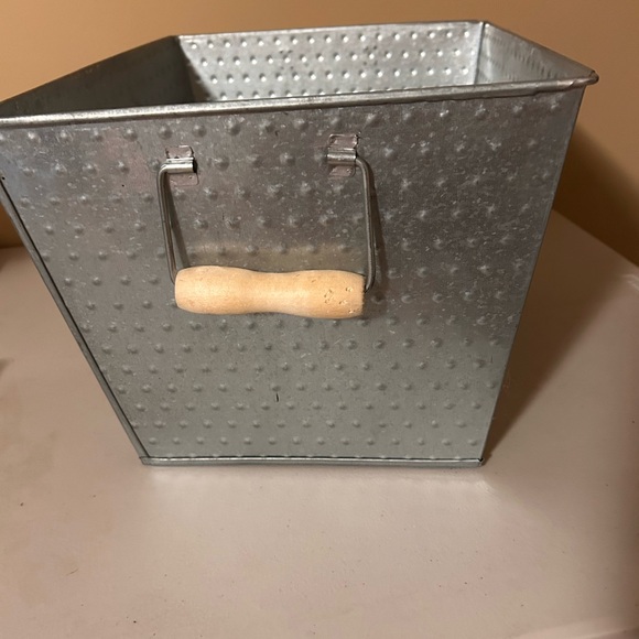 Metal bin - Picture 2 of 5